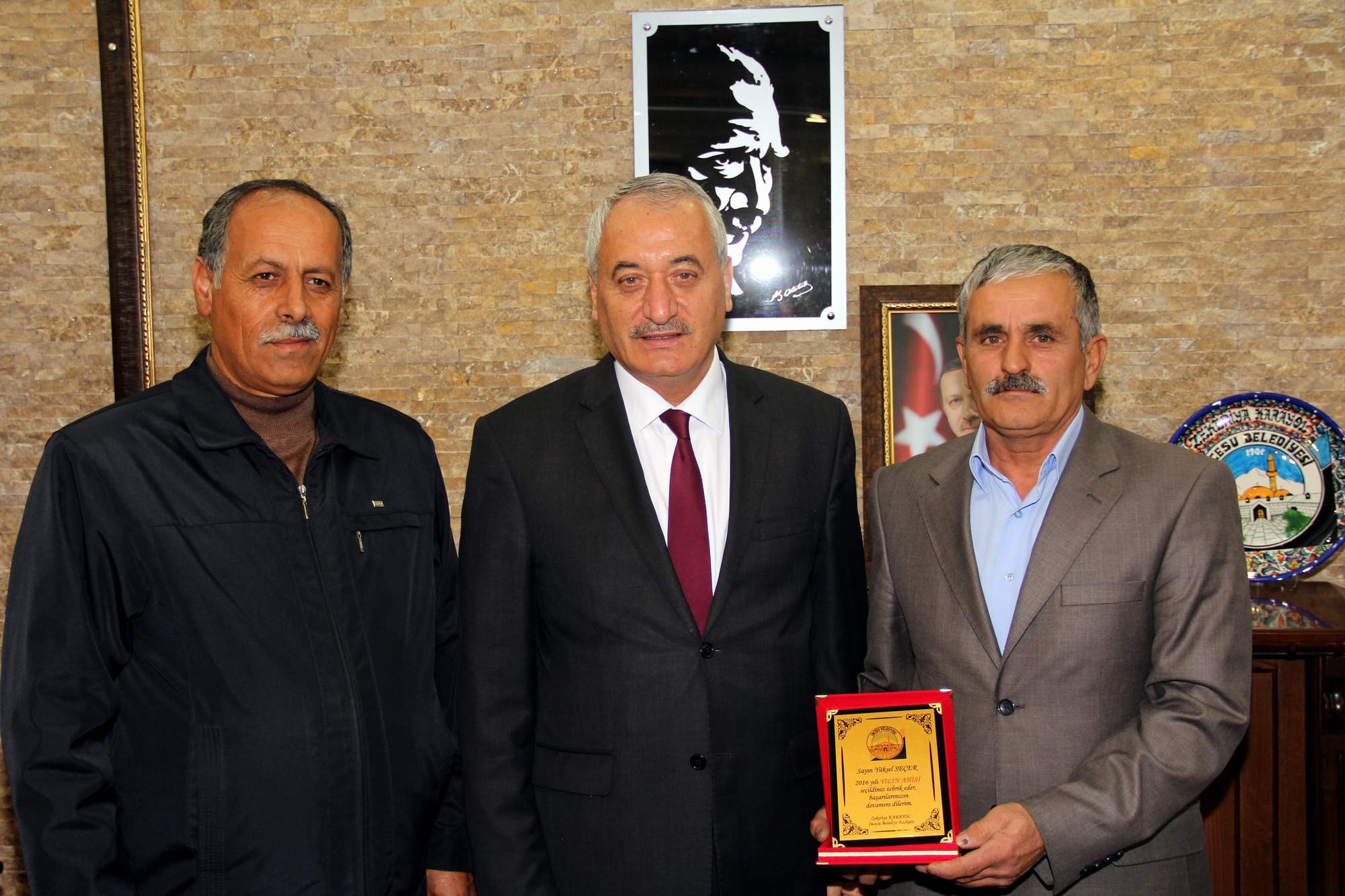 İncesu Belediye Başkanı Zekeriya Karayol yılın ahisine plaket verdi
