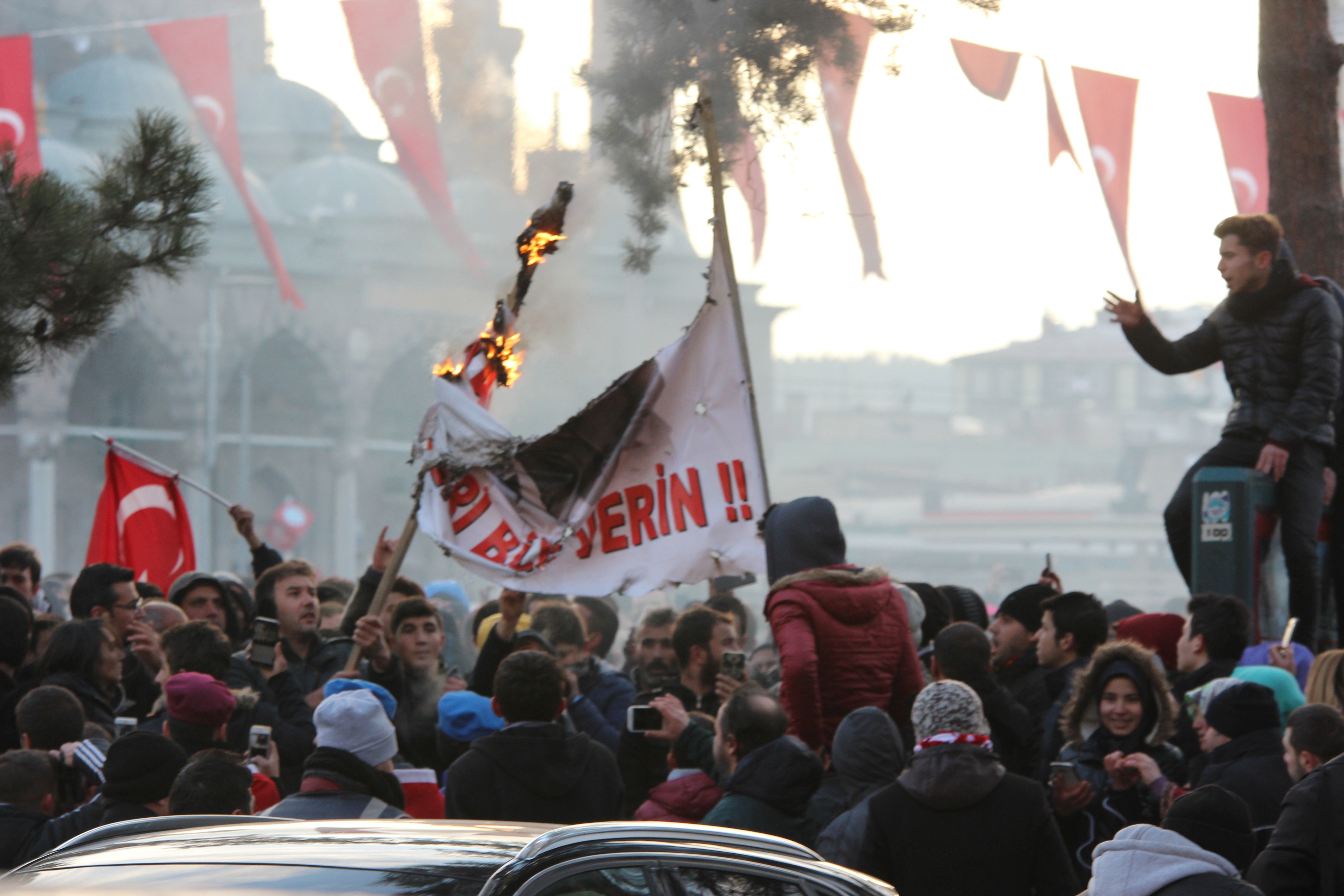 Öcalan, Demirtaş ve Üstündağ’ın pankartını ateşe verdiler