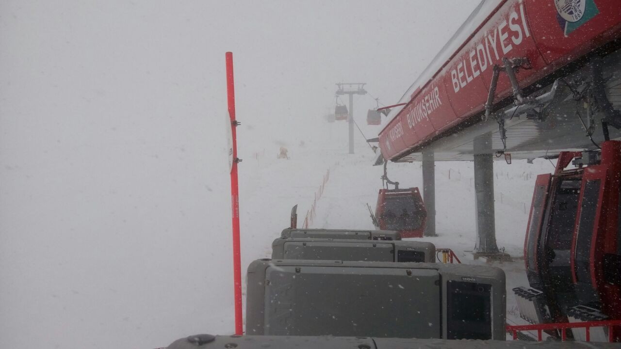Erciyes Kayak Merkezi’nde Sevindiren Kar Yağışı