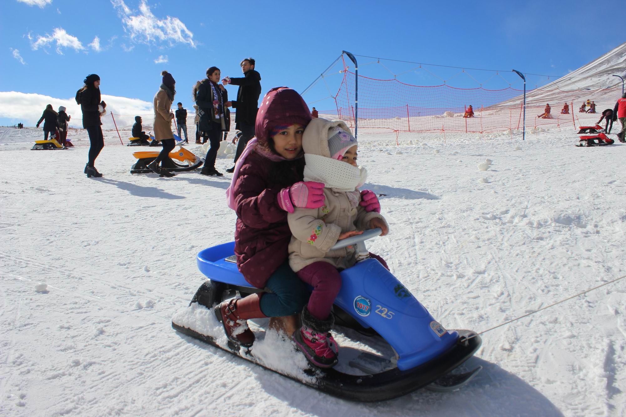 Erciyes’te sezon açıldı, kayak severler akın etti
