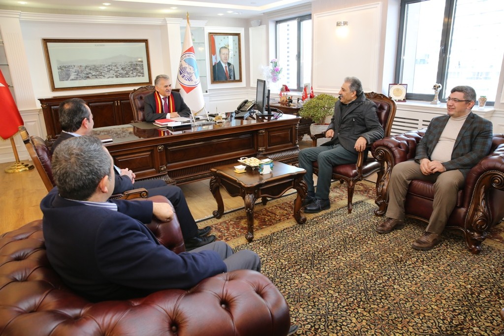 Kayserispor Başkanı Yönetim Kurulu Üyeleri Başkan Büyükkılıç’ı ziyaret etti
