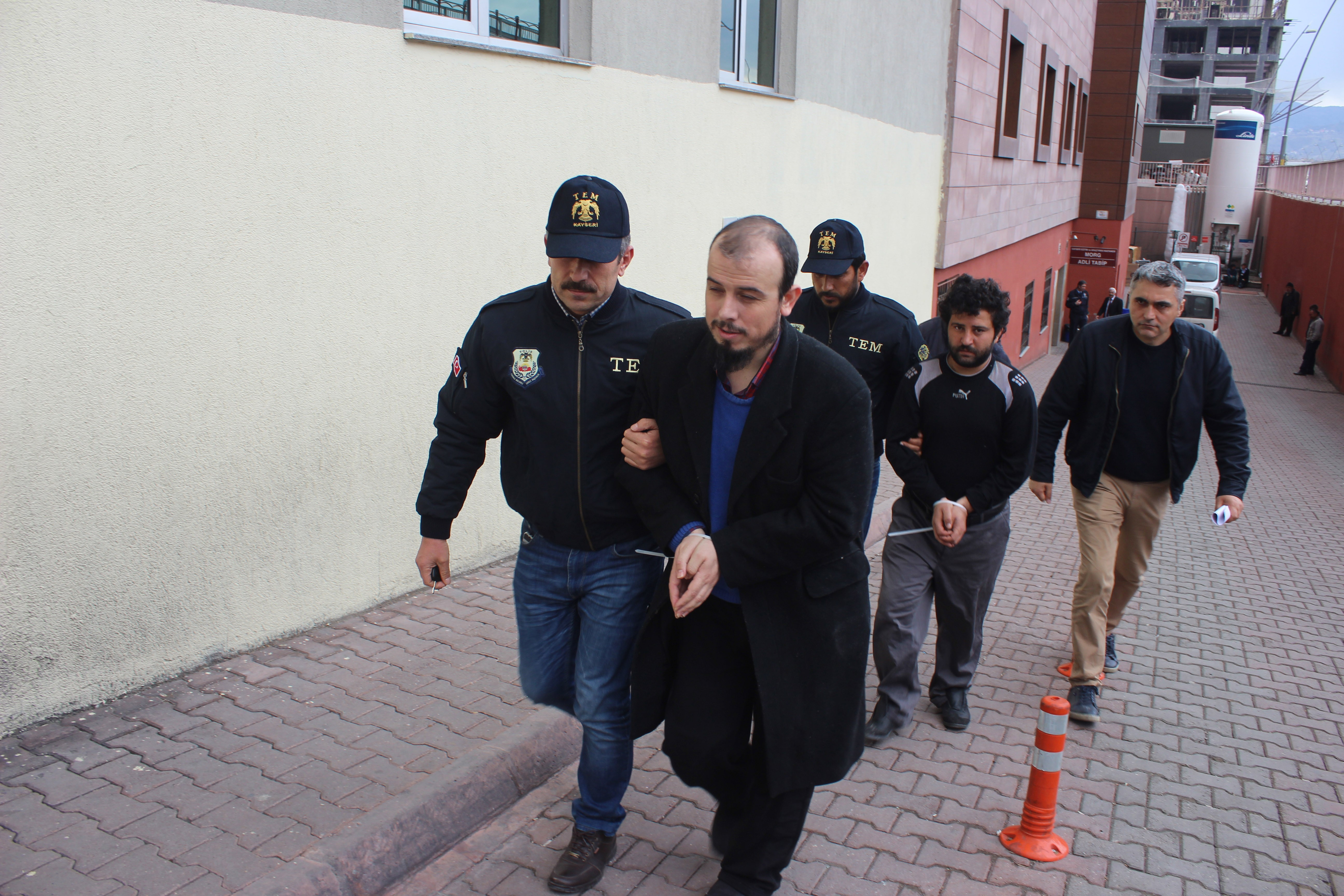 DEAŞ operasyonunda gözaltına alınan 2 zanlı adliyeye sevk edildi