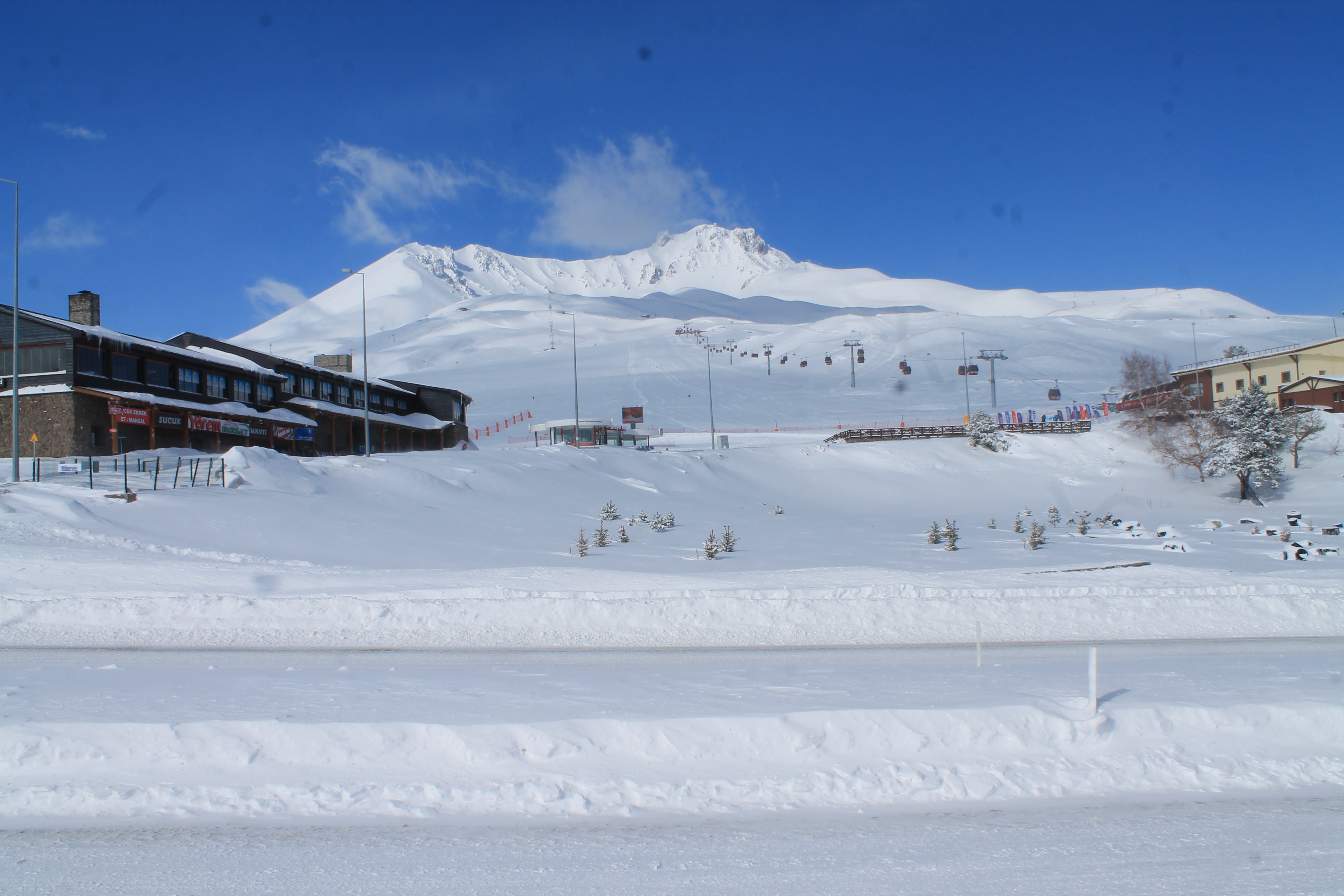 Erciyes’te pistlere 50 santimetre kar düştü