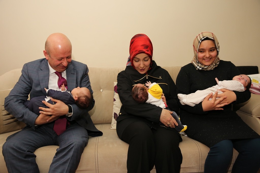 Başkan Çolakbayrakdar çifti üçüz bebek ziyaretinde