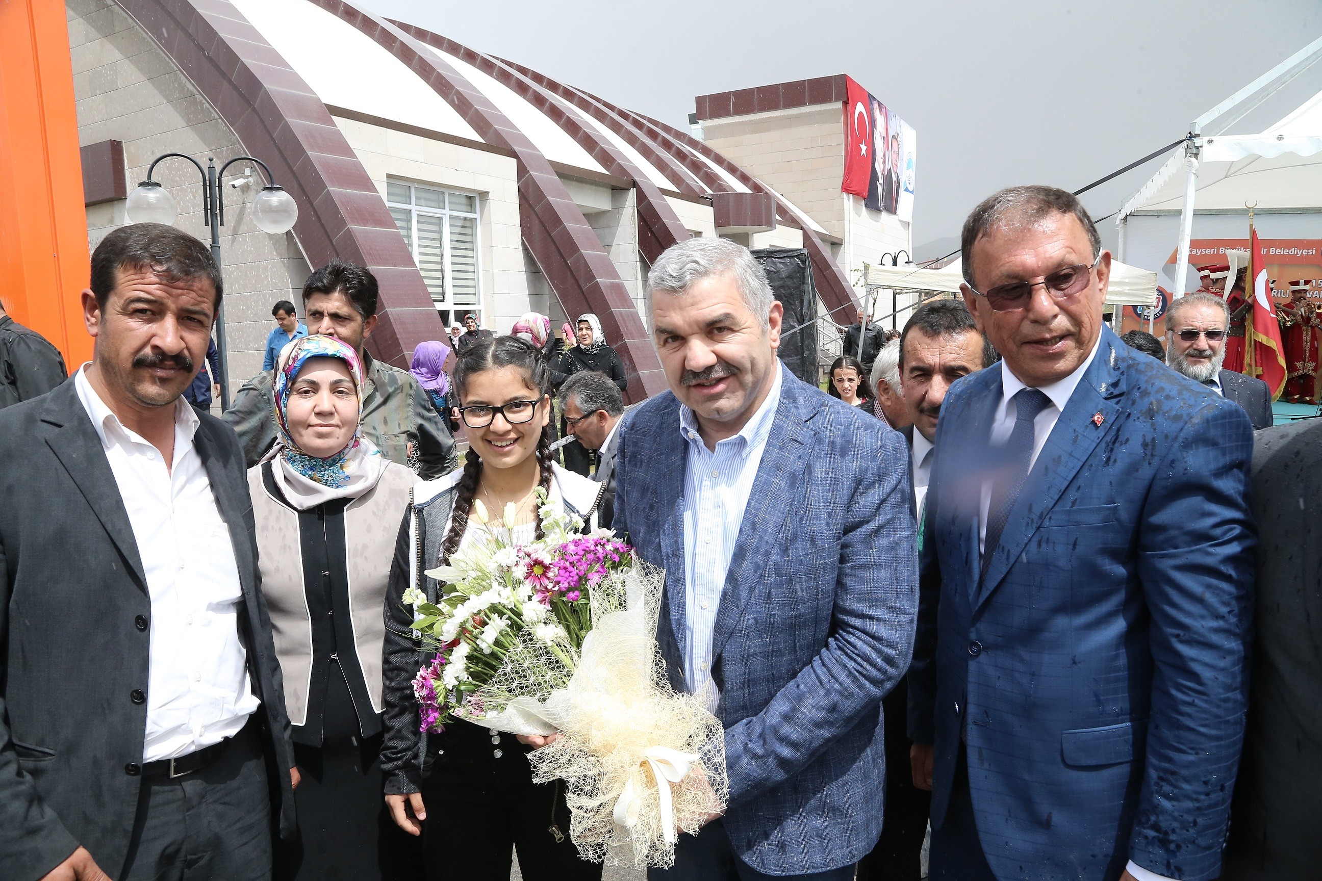 Başkan Çelik, Sarız’da bin 500 kovan arıyı üreticilere teslim etti