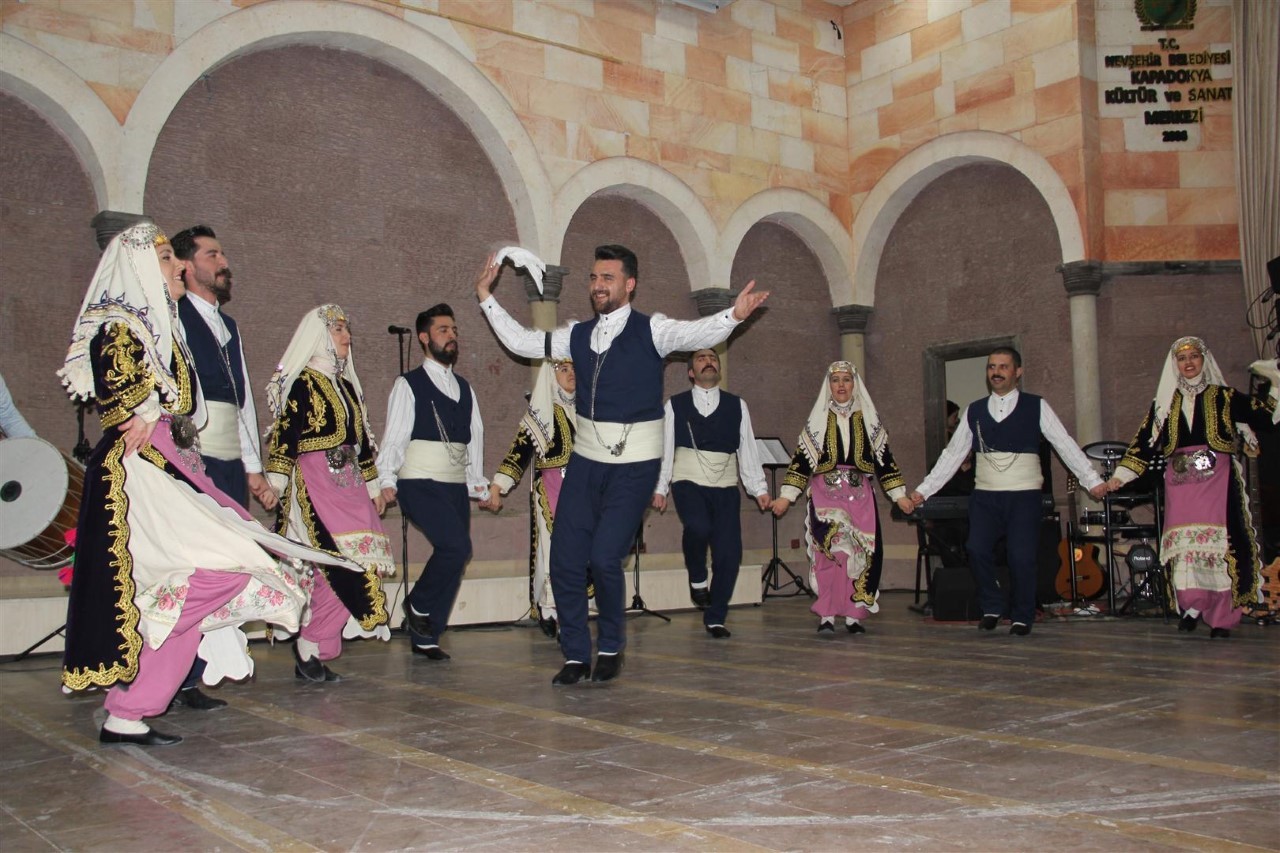 Halk oyunları ekibi, Kayseri’de grup yarışmalarına katılacak