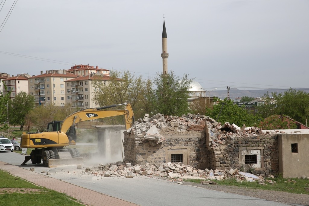 Kazımkarabekir’de Mahalle Halkı Geri Dönüşüm İçin Evlerini Kendileri Yıkıyor