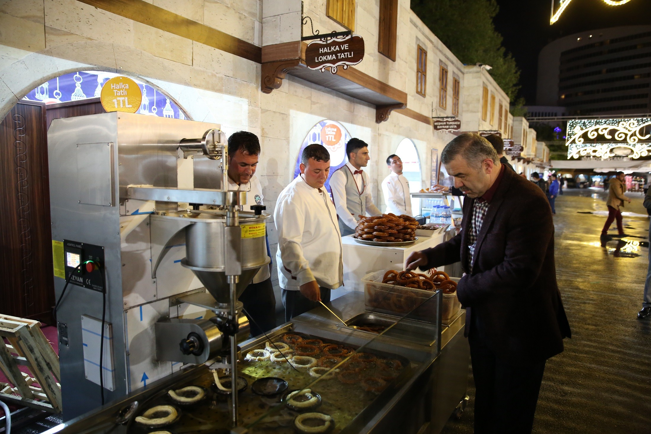 Başkan Çelik Ramazan Sokağı’nın ilk gününde vatandaşlarla bir araya geldi