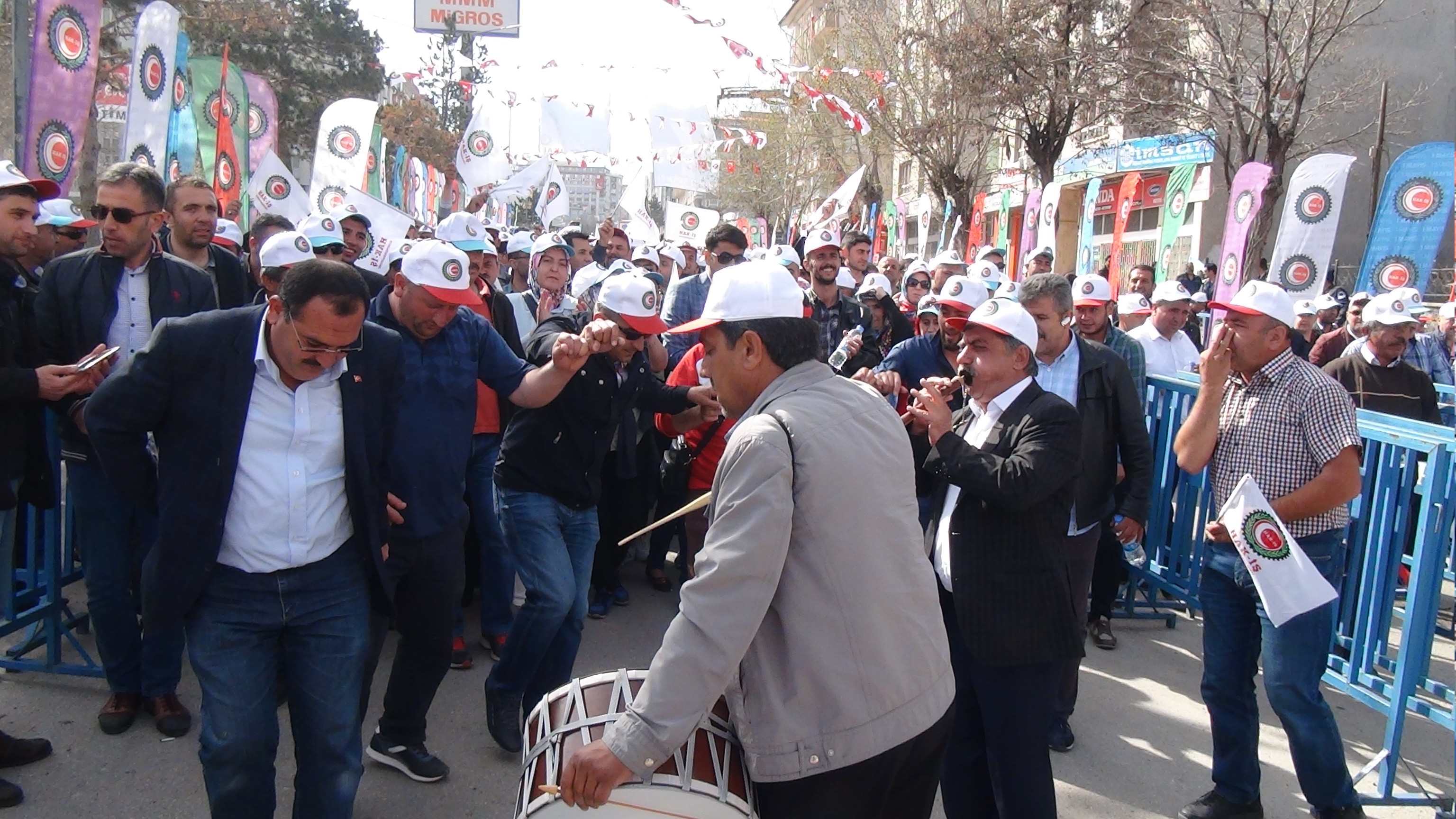 Çelik, “1 Mayıs’ı coşkuyla Erzurum’da kutladık”