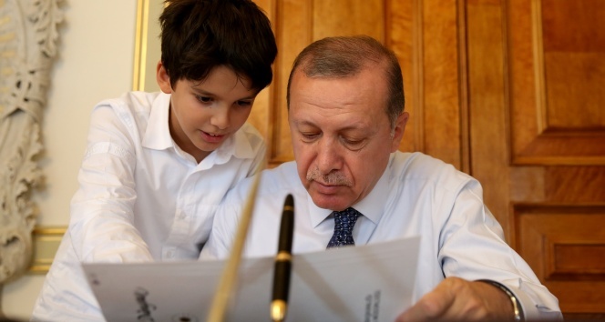 Cumhurbaşkanı Erdoğan, torunu Ömer Tayyip’le çekilen fotoğraflarını sosyal medyadan paylaştı