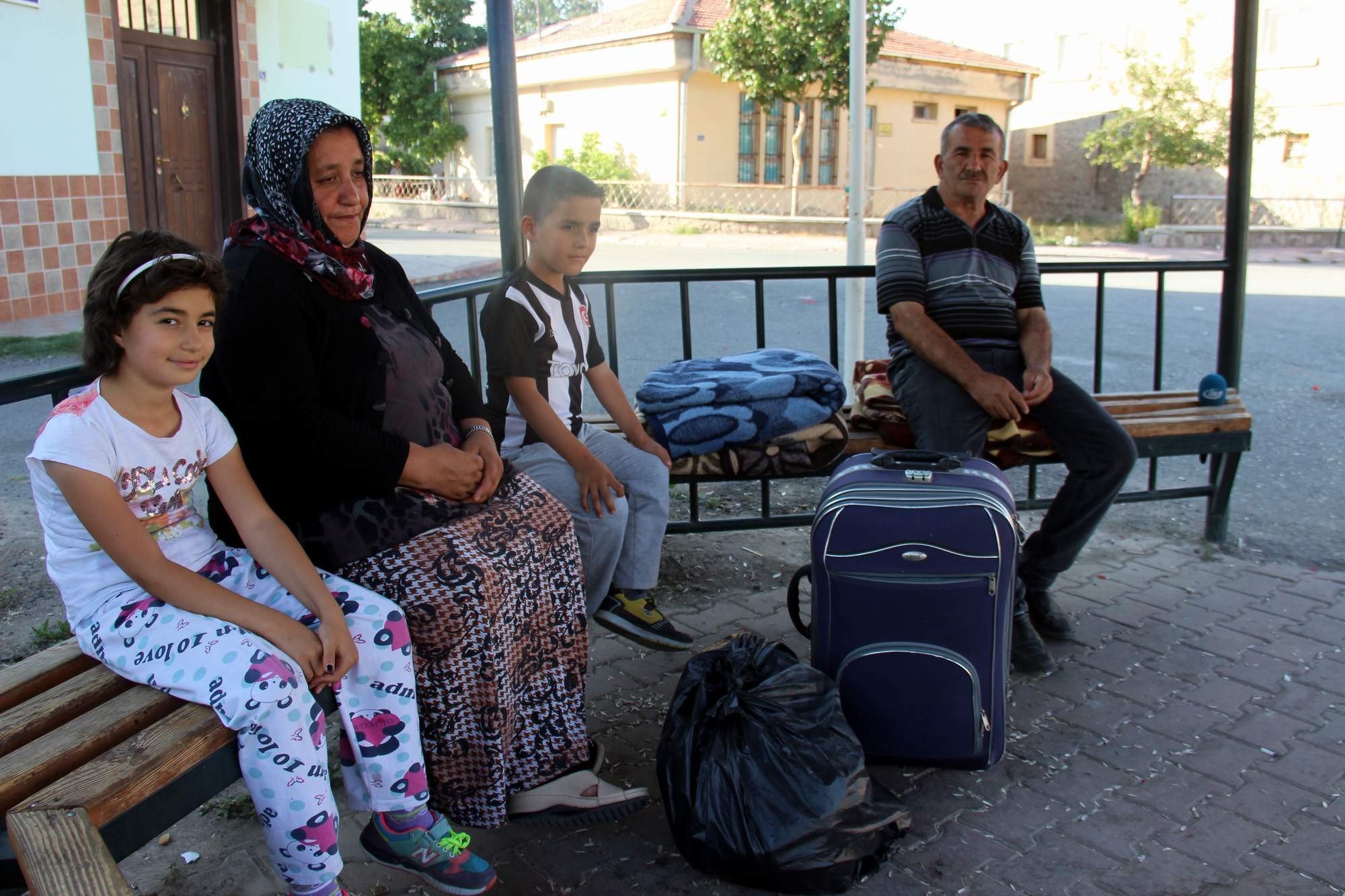 Ev sahibi tarafından sokağa atılan aile Büyükşehir Belediyesi tarafından huzurevine yerleştirildi