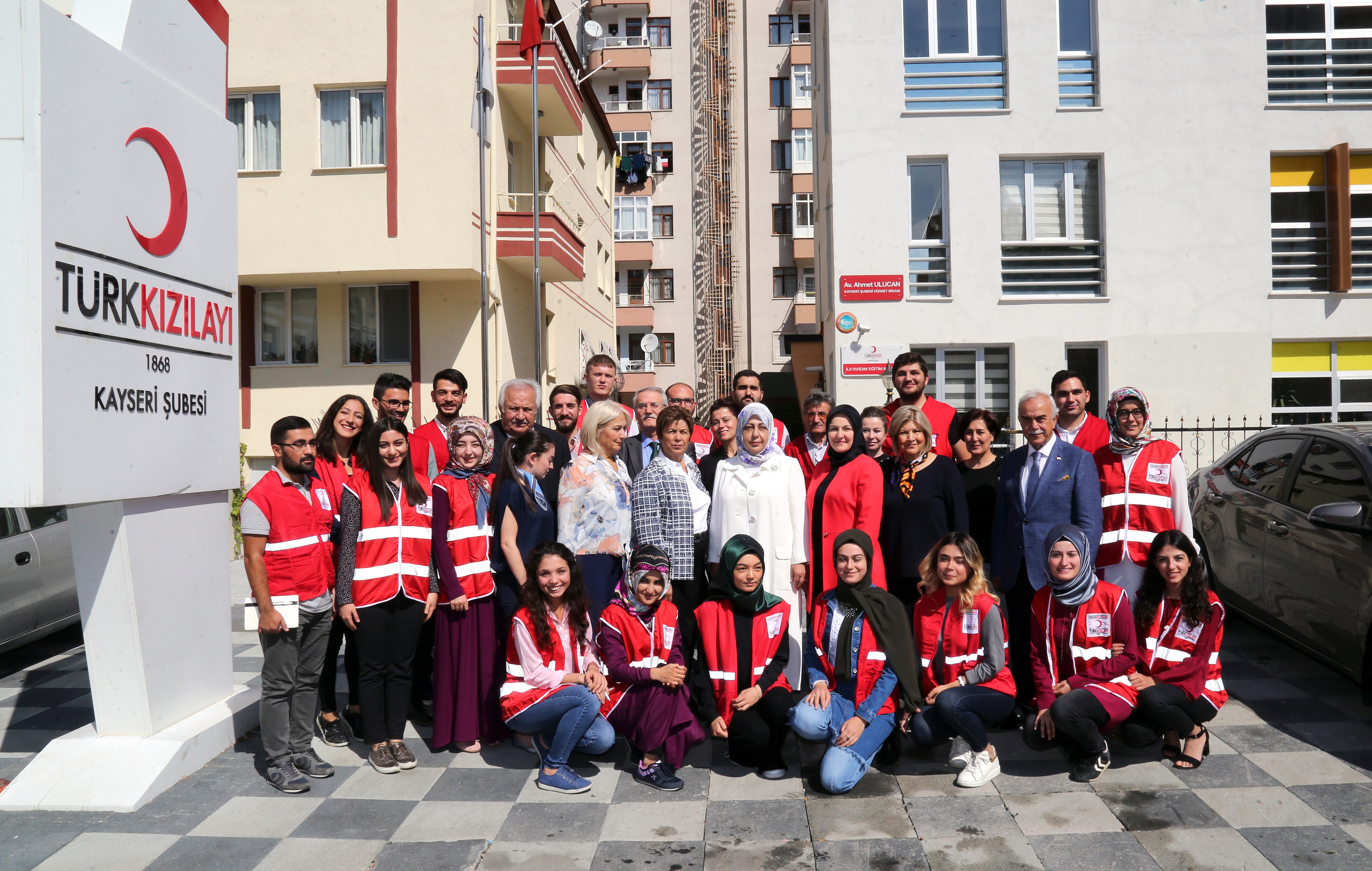 Ayşe Kamçı’dan Türk Kızılayı Kayseri Şubesine Ziyaret