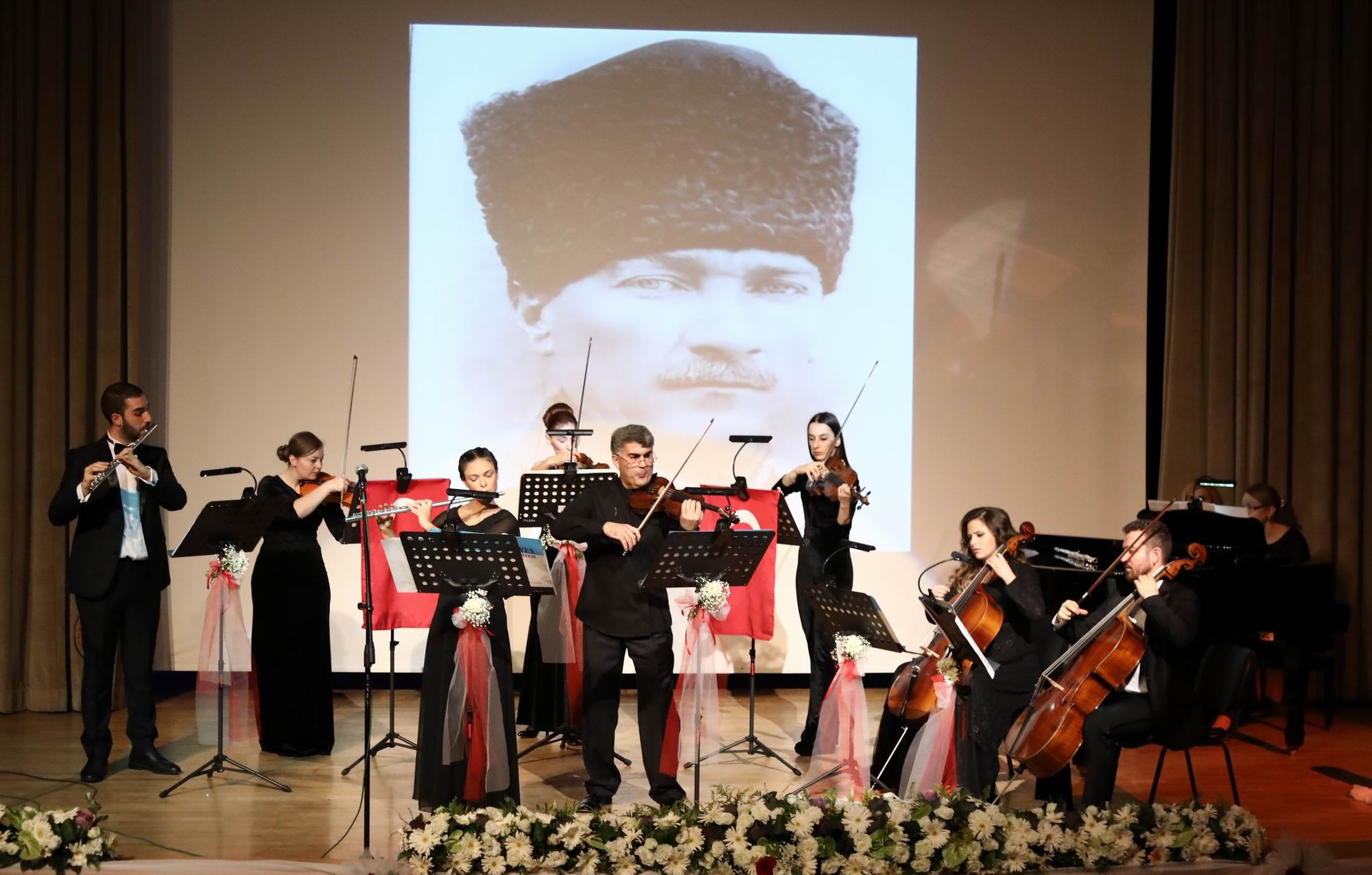ERÜ Oda Orkestrası Cumhuriyet Konseri verdi