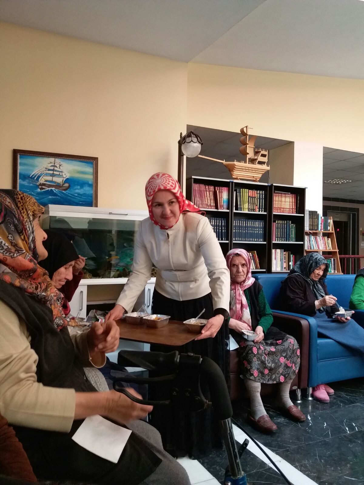 Fatma Çolakbayrakdar, Çocuk Kulübü üyeleri ile birlikte huzurevini ziyaret etti