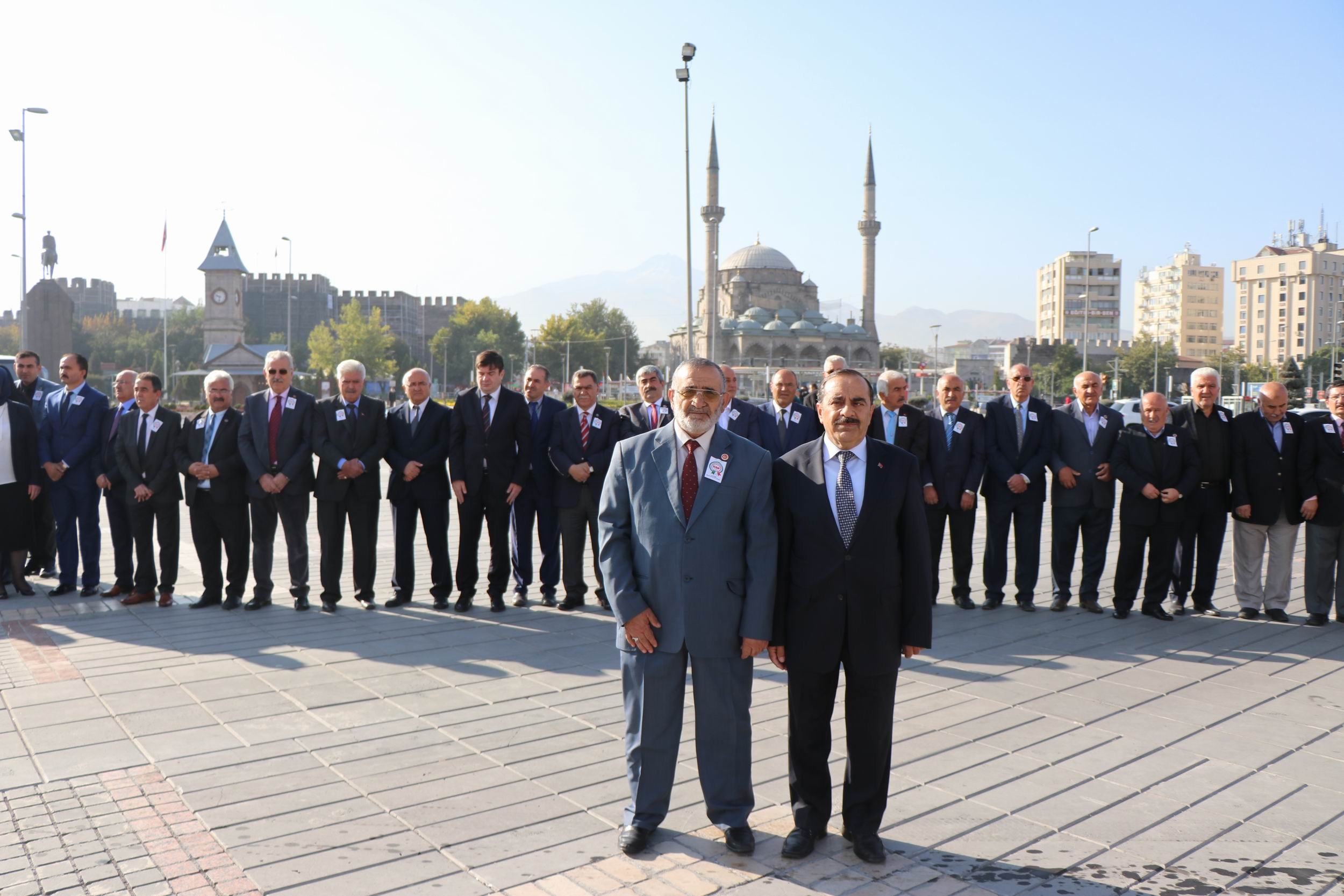 Muhtarlar Atatürk Anıtı’na çelenk bıraktı