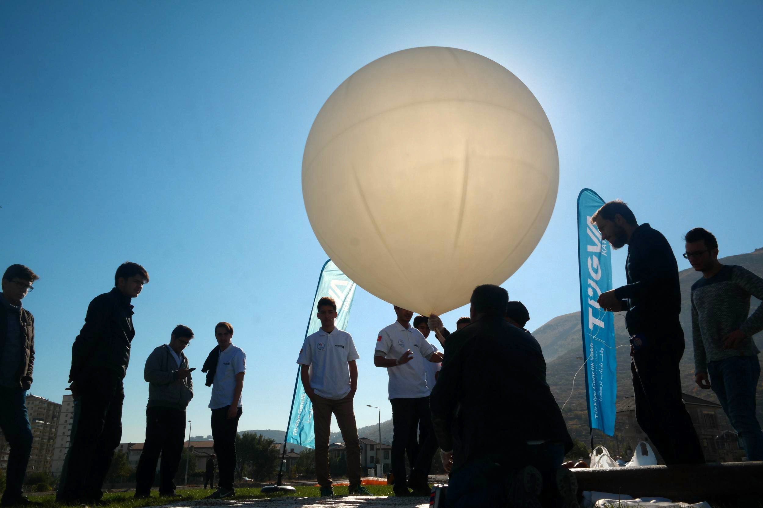 Liseliler ‘Yüksek irtifa balonu’ ile uzaydan görüntü çekti