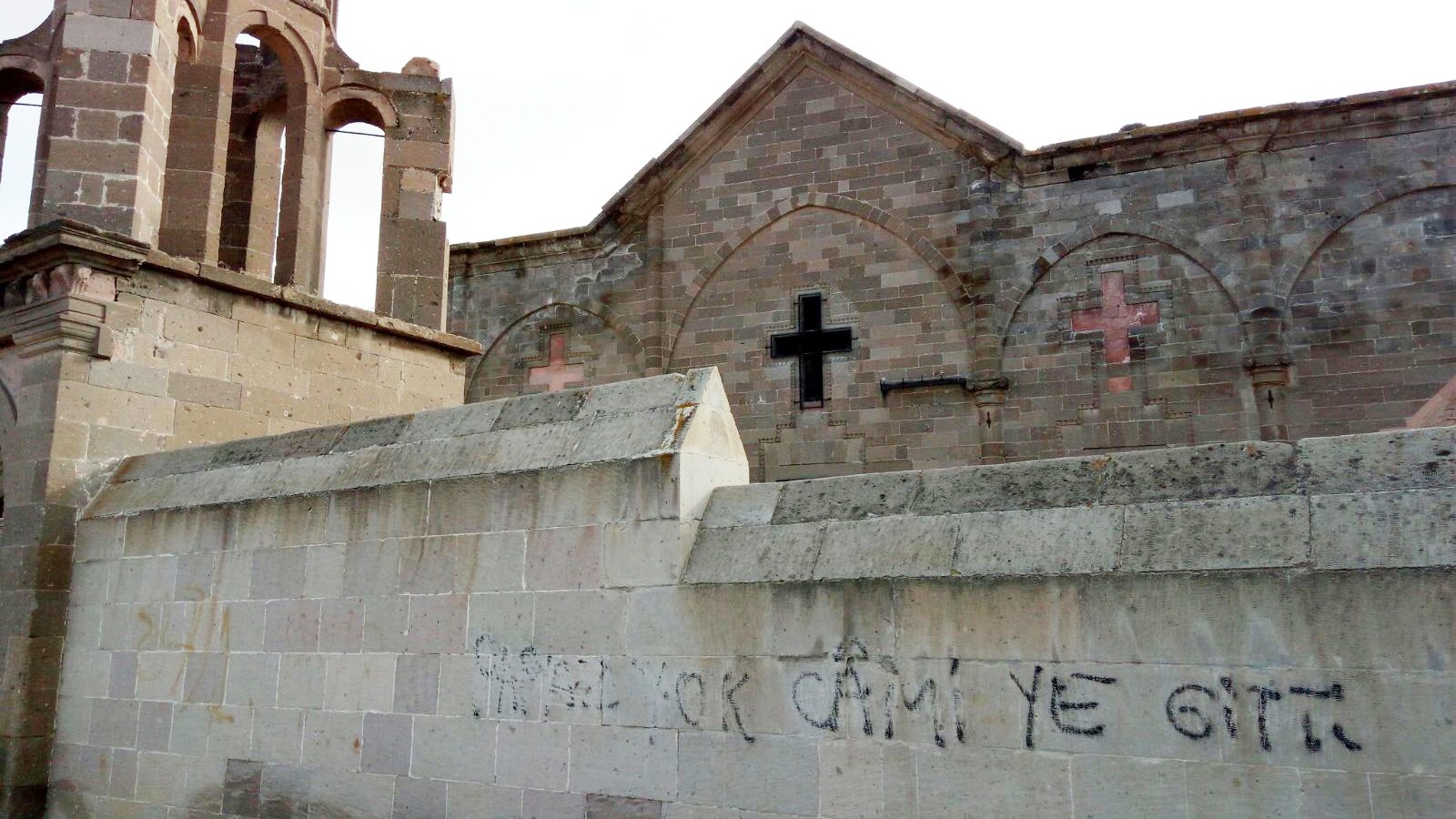 Tarihi kiliseye duvar yazısı: Papaz yok camiye gitti!