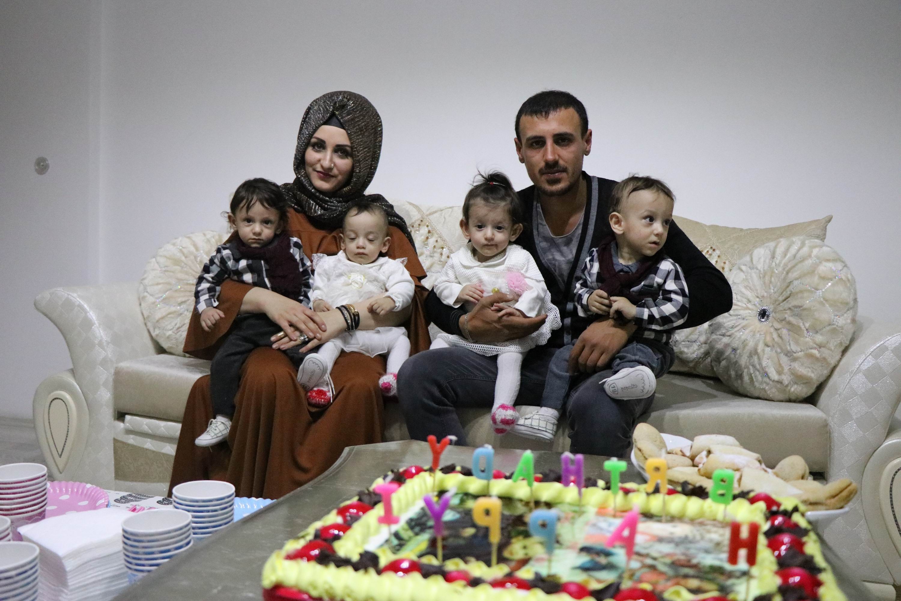 ‘Yaşamaz’ denilen dördüzler ilk yaş günlerini kutladı