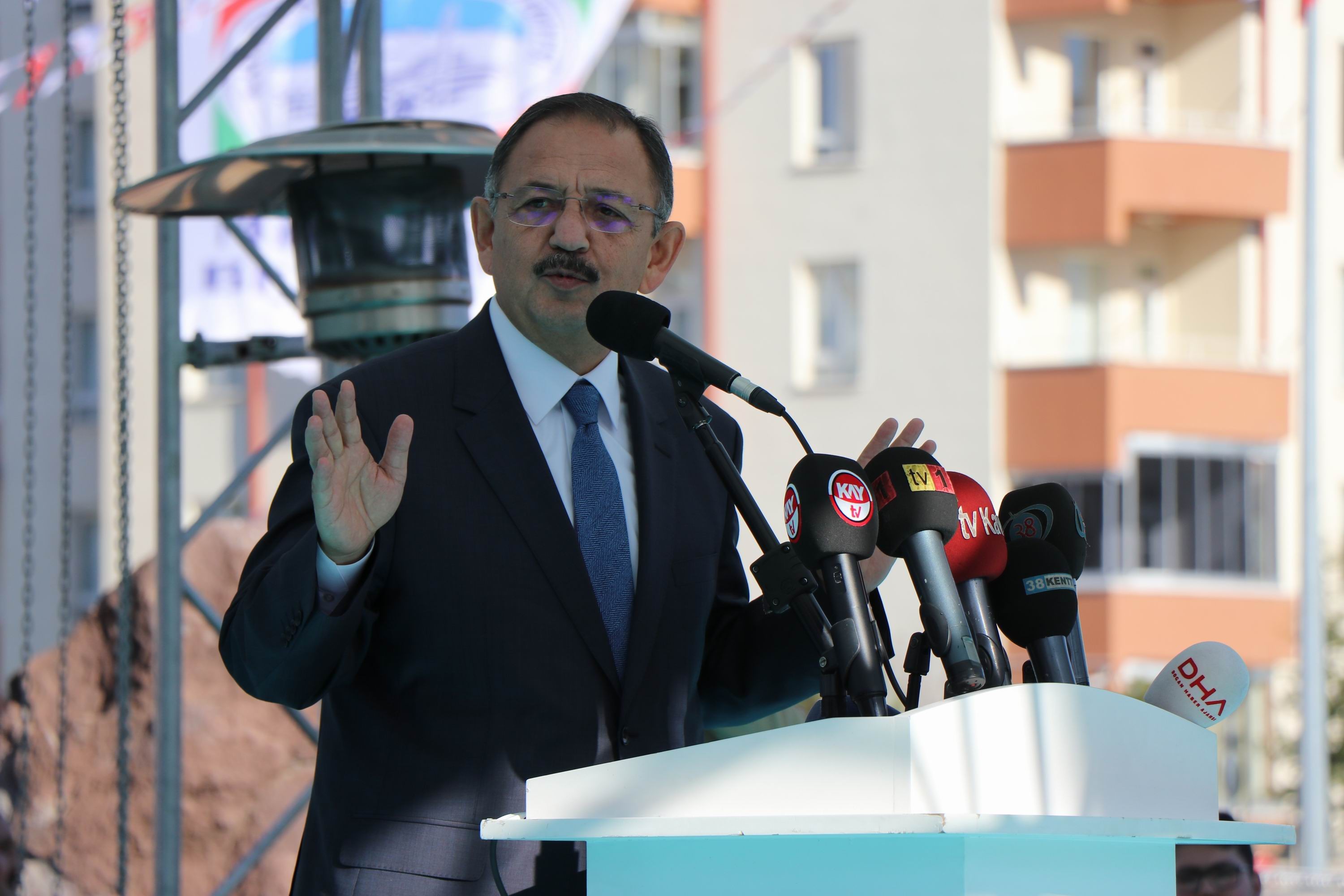 Bakan Özhaseki: “Reza diye bir rezalet çıktı. Götürdüler, Türkiye aleyhine konuşturuyorlar”
