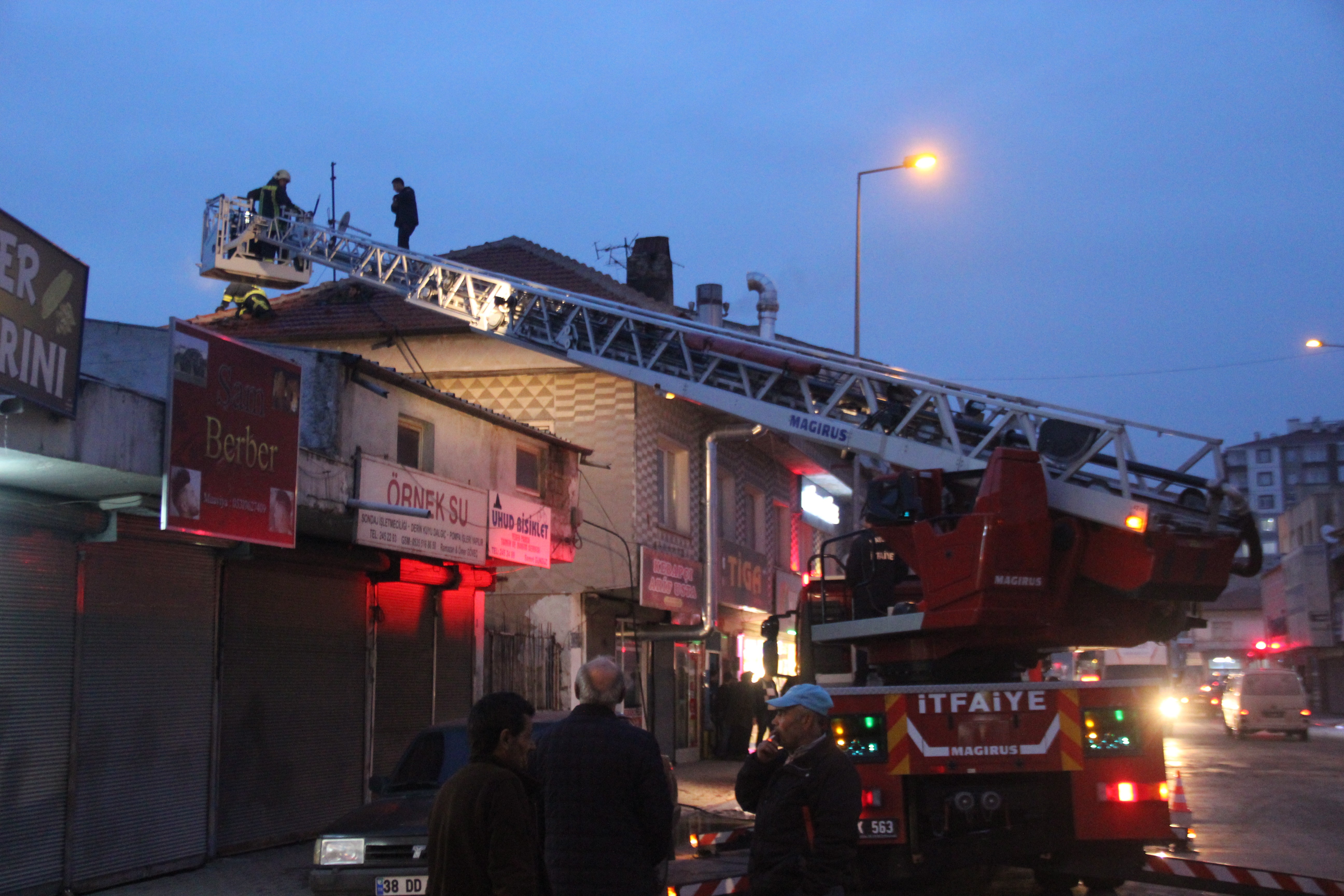 Çatı yangınını itfaiye ekipleri söndürdü