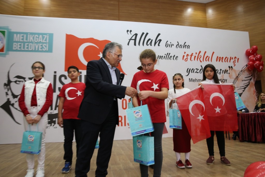 Melikgazi Belediyesi çocuk meclisi tarafından İstiklal Marşı’nı okuma yarışması düzenlendi