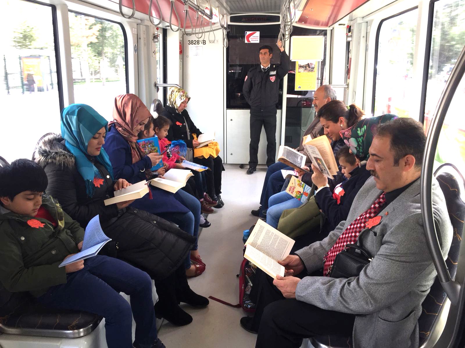 Tramvay hattı kitap okuma etkinliğine ev sahipliği yaptı