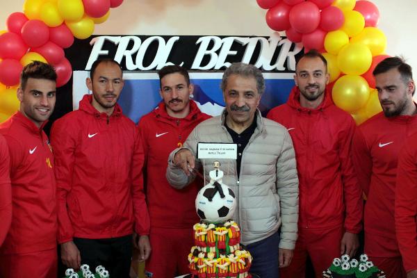 Kayserisporlu futbolcular Başkan Bedir’in doğum gününü kutladı