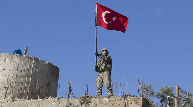Afrin’e Türk bayrağı dikildi