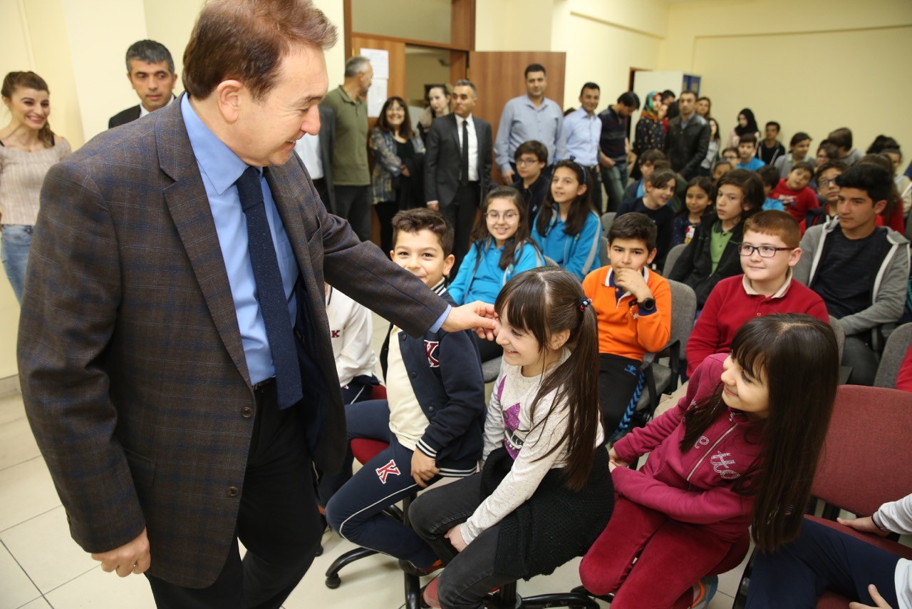 Rektör Sabuncuoğlu üstün zekalı öğrencileri ziyaret etti