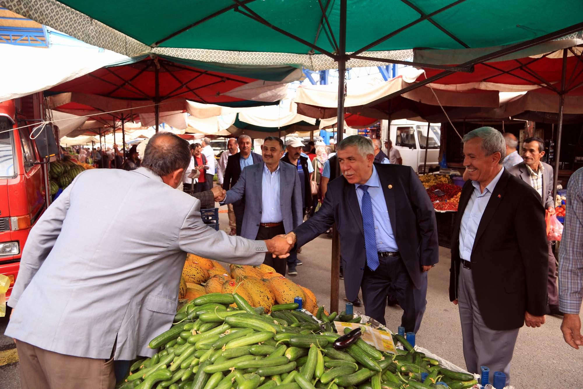 Dedeoğlu ve Başkan Cabbar salı pazarını ziyaret etti