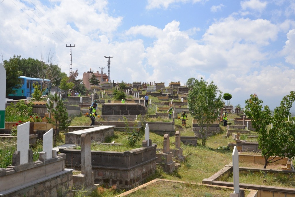 Melikgazi Belediyesince Mezarlıklarda Temizlik ve Bakım Çalışması