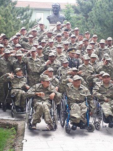 Engelliler bir günlük temsili askerlik yaptı aileler büyük coşku yaşadı