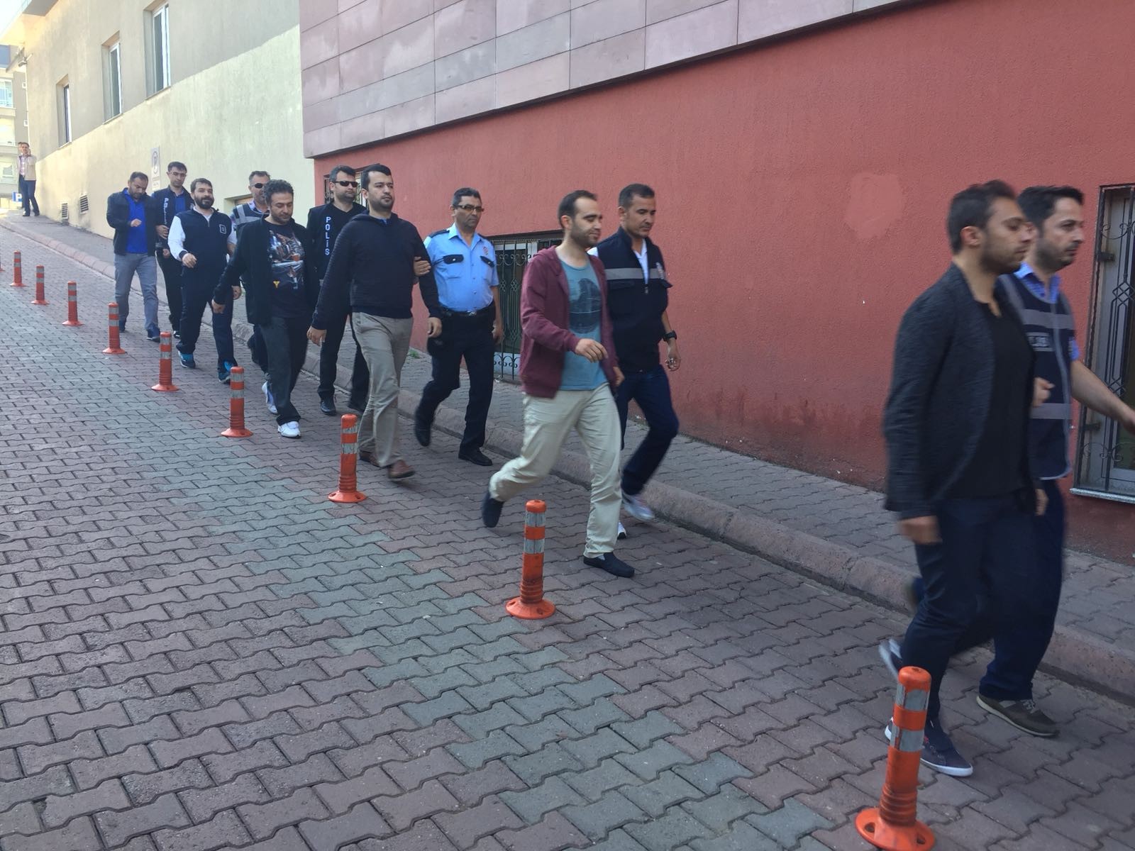 FETÖ’nün mahrem yapılanmasında gözaltına alınan 8 asker adliyeye sevk edildi