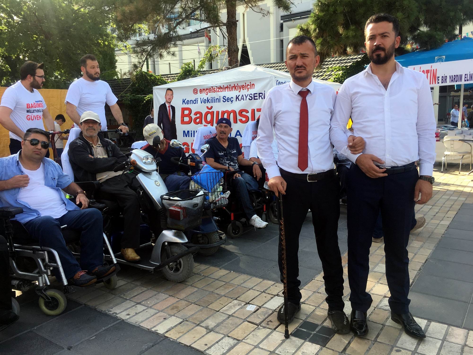 Bağımsız adaydan cırcırlı ve engelli arabalarıyla seçim kampanyası