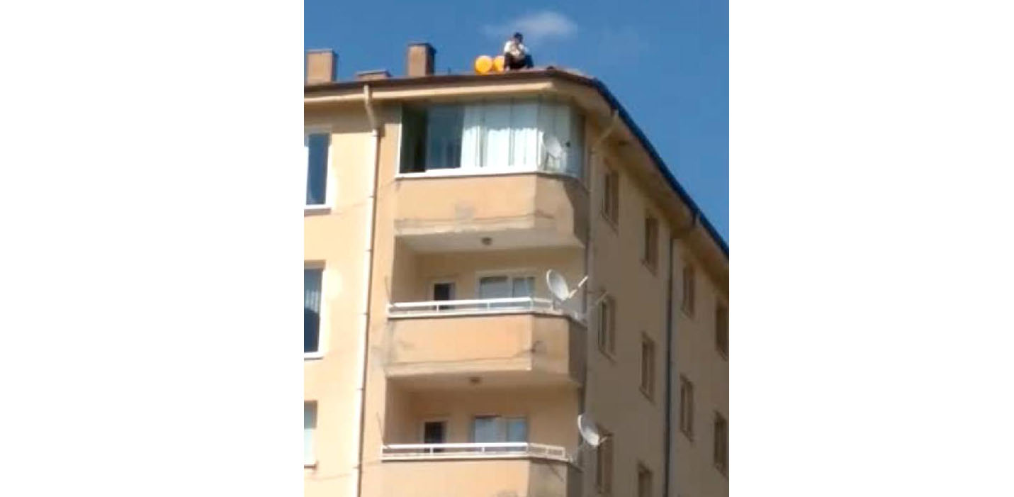 Eşiyle tartışan şahıs belediye binasının çatısına çıktı