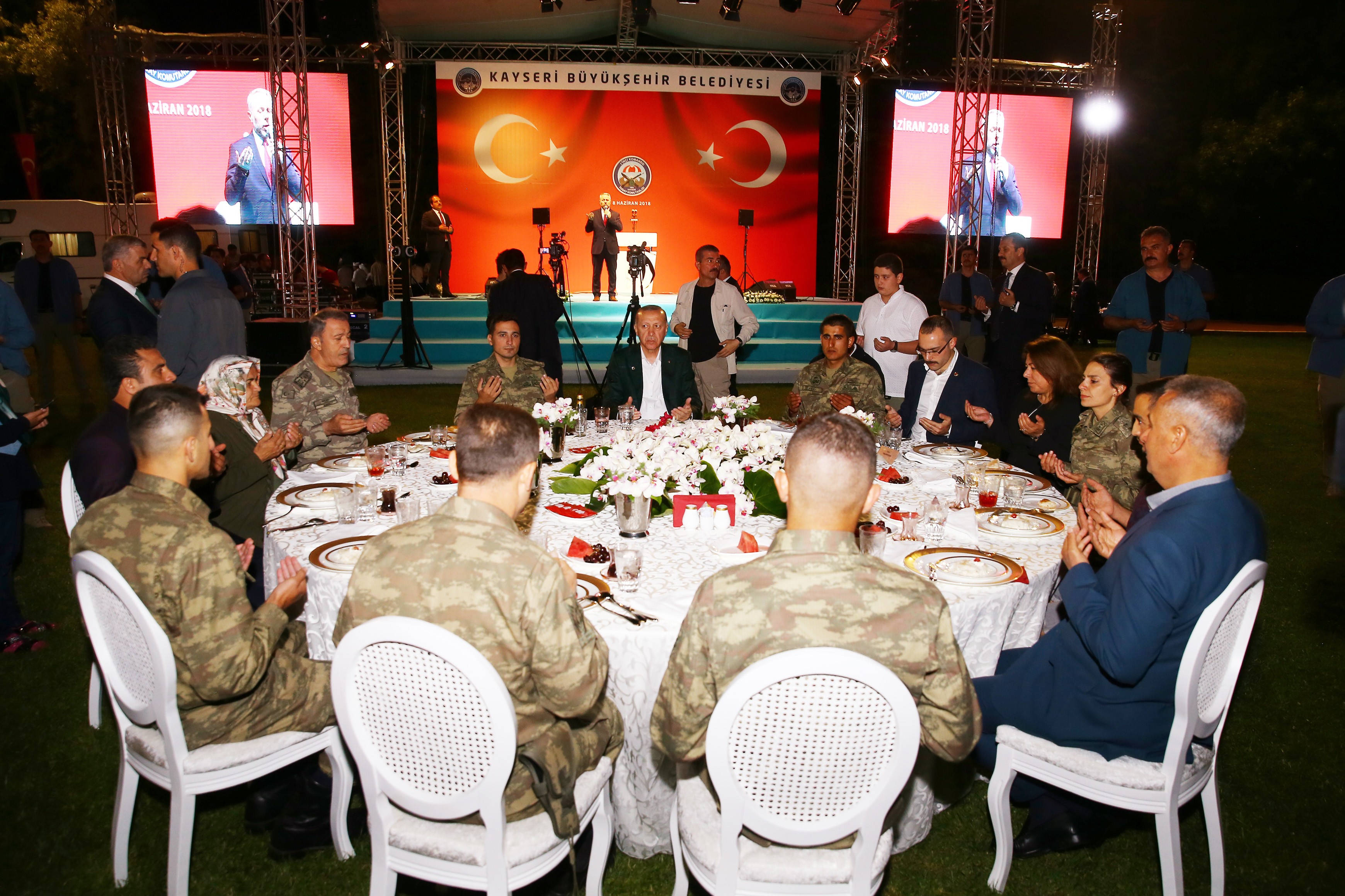 Cumhurbaşkanı Erdoğan asker ve şehit aileleri ile iftar yaptı