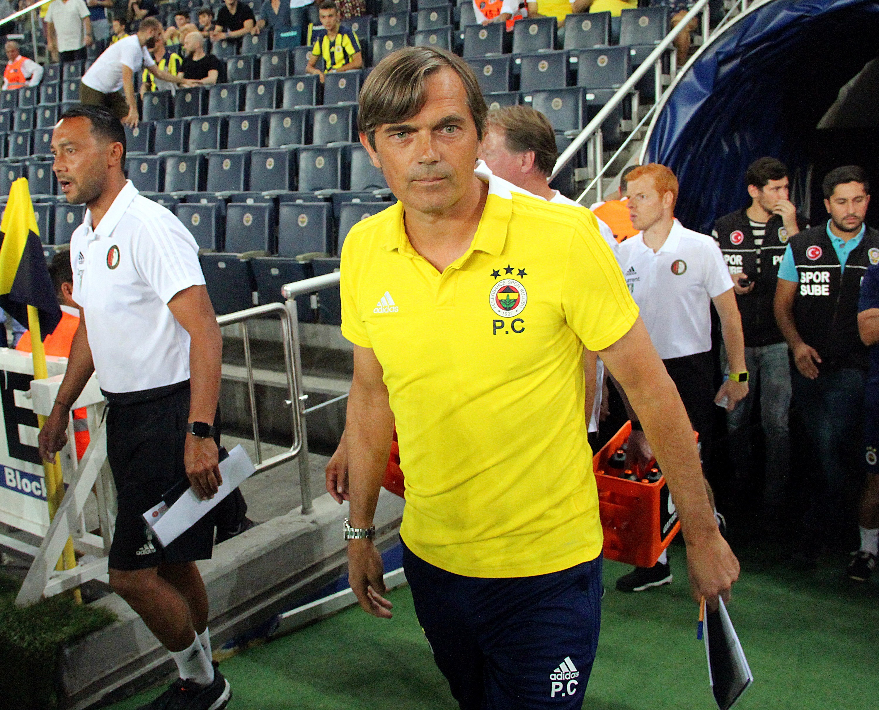 Fenerbahçe ve Akhisarspor yabancı teknik adamlara emanet