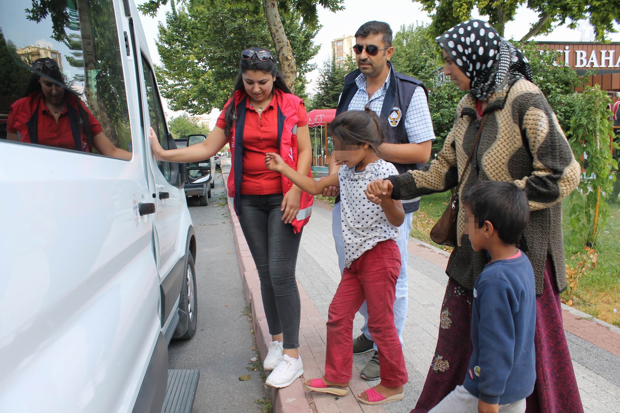 Yakalanan çocuk dilenciler ailelerine teslim ediliyor