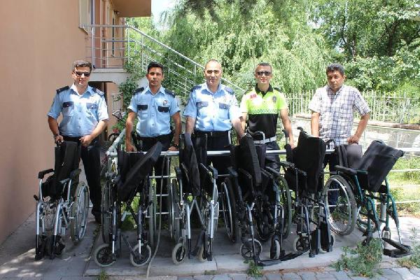 Polislerden 6 engelliye tekerlekli sandalye