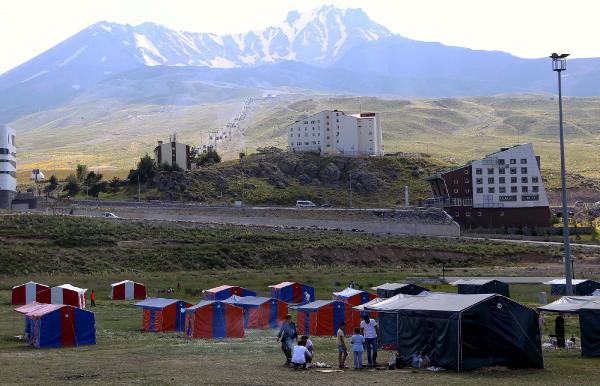 Sıcaktan bunalanlar Erciyes Dağı’ndaki kampta kalıyor