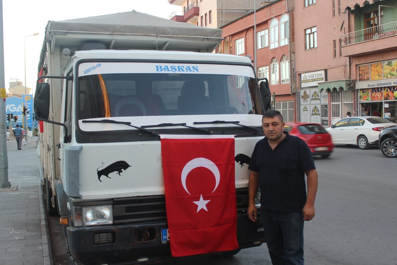 Aracını Türk bayraklarıyla süsledi, Ankara’ya doğru yola çıktı