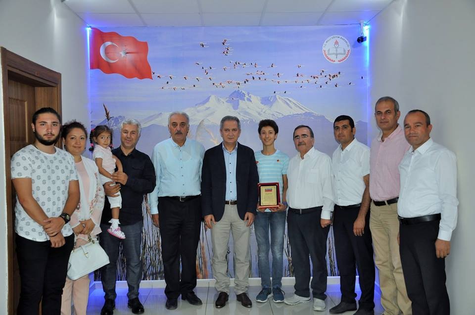 İl Milli Eğitim Müdürü Ekinci LGS’da Türkiye İkincisi Olan Kayrahan Kaya’yı Ödüllendirdi