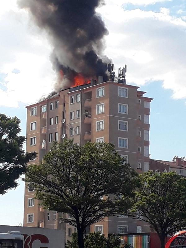 Kayseri’de 10 katlı binanın çatısında yangın