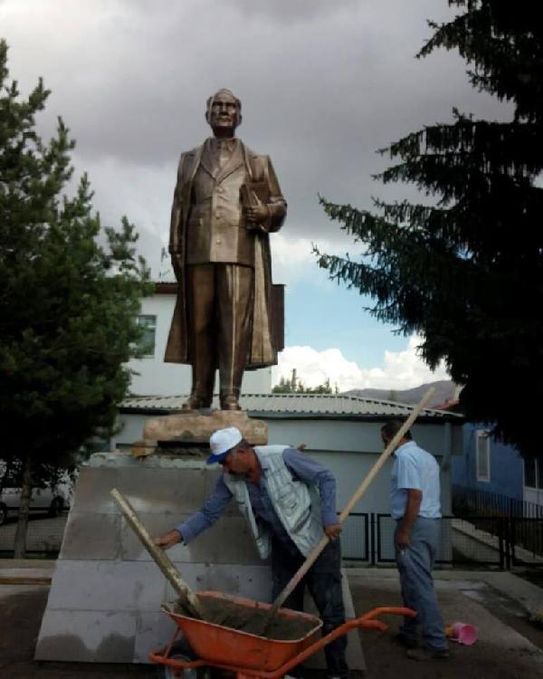 Sarız’da Atatürk anıtı ilçe meydanında yerini aldı