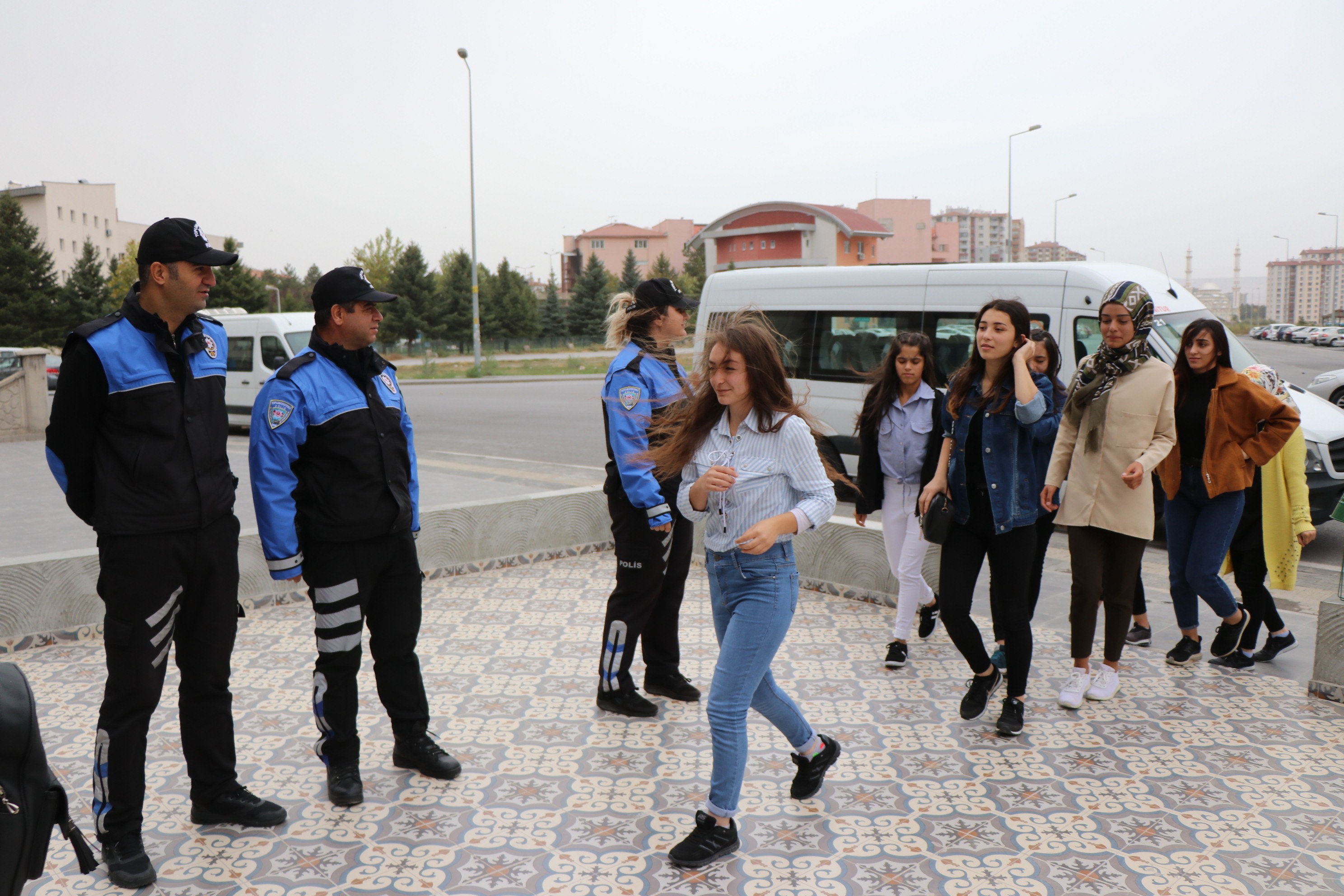 40 öğrenci polis ağabey ve ablaları ile Kayseri’yi gezdi