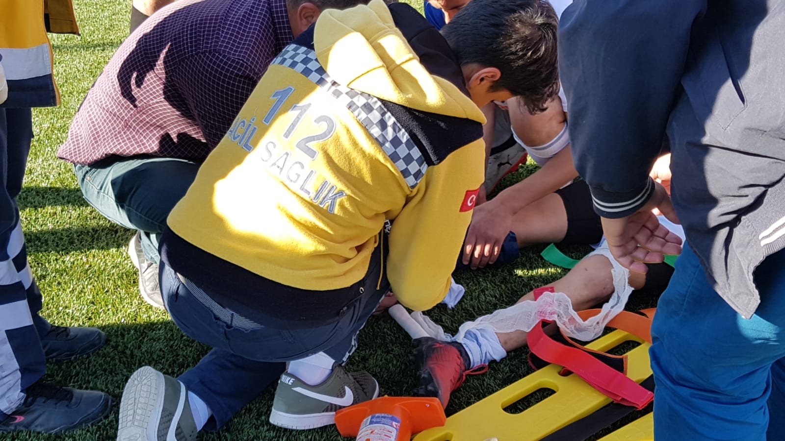 Ayağı kırılan genç futbolcu gözyaşlarına boğuldu