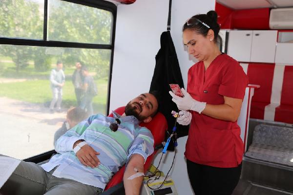 Üniversite öğrencilerinden Kızılay’a kan bağışı