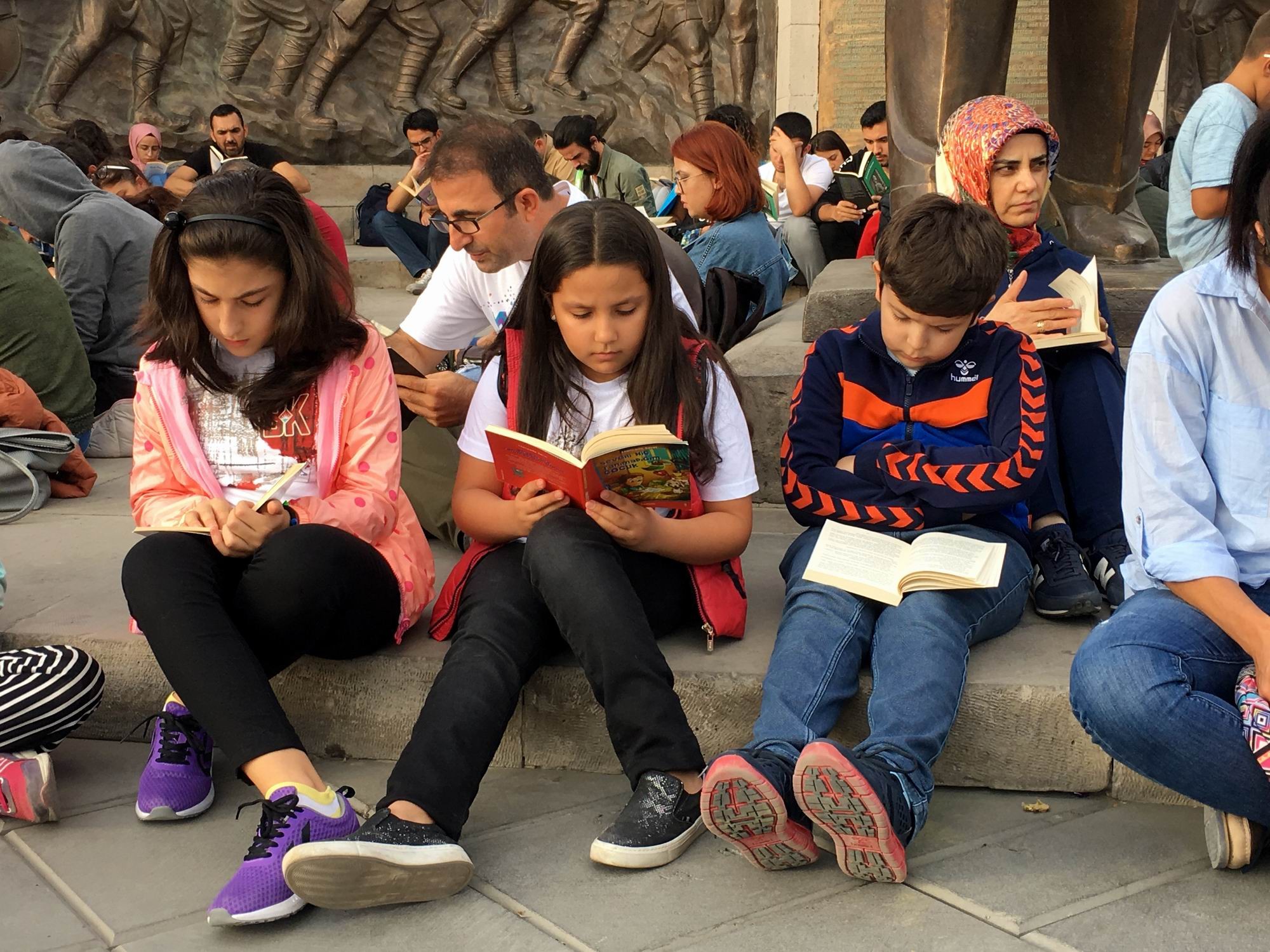 Cumhuriyet Meydanı’nda sessiz kitap okuma etkinliği yapıldı