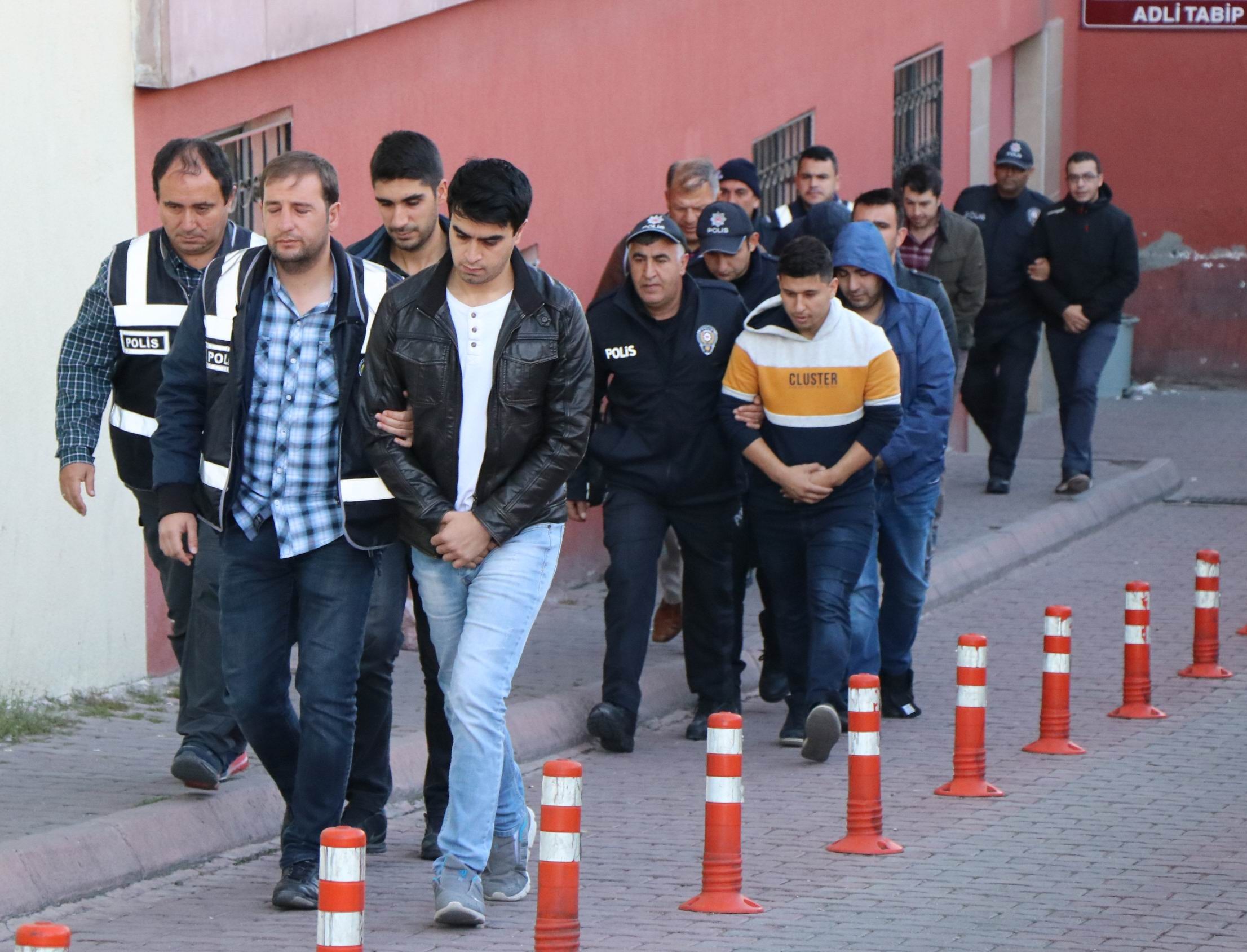 FETÖ operasyonunda gözaltına alınan 8 kişi adliyeye sevk edildi
