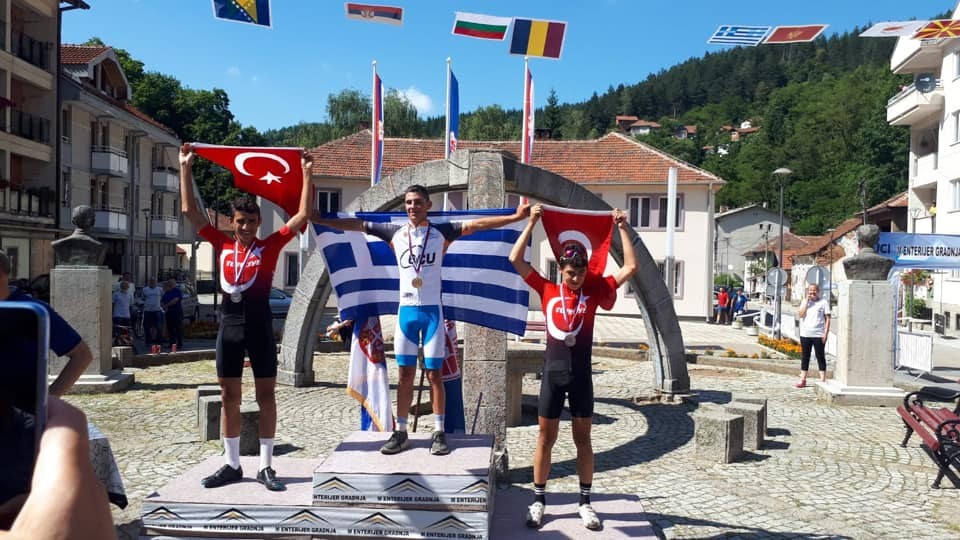 Kayserili sporcular Türk Bayrağı’nı Sırbistan’da dalgalandırdı